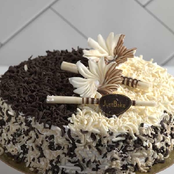 Duet Cake (white and black forest)