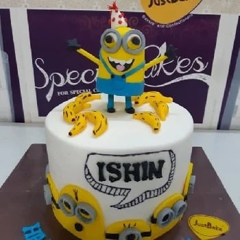 Happy minion theme cake